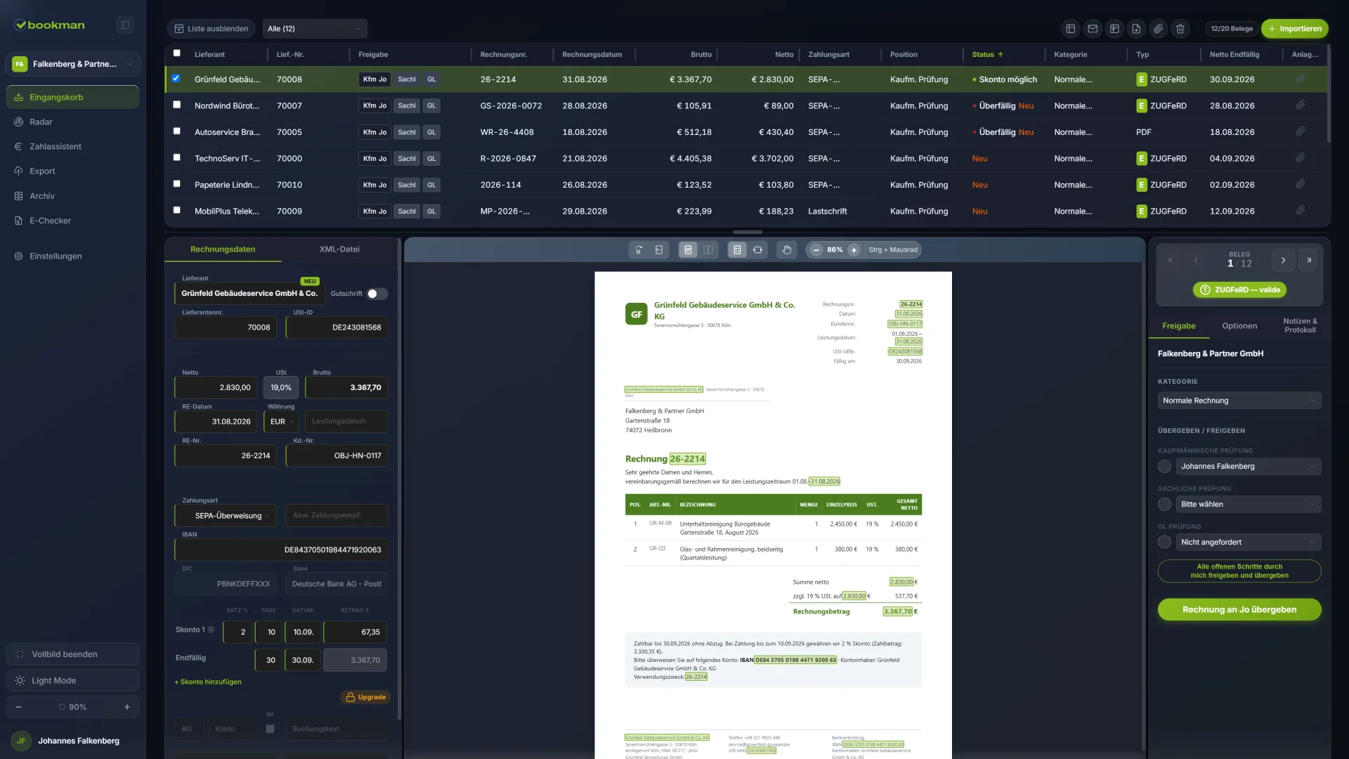 bookman Eingangskorb im Dark Mode – Belegliste, ausgelesene Rechnungsdaten und Belegbild nebeneinander